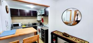 una pequeña cocina con encimera y espejo en Belgrano 555, en San Martín de los Andes 8 fotos más