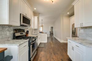 Η κουζίνα ή μικρή κουζίνα στο Spacious Chicago Condo with Deck Less Than 9 Mi to Downtown!