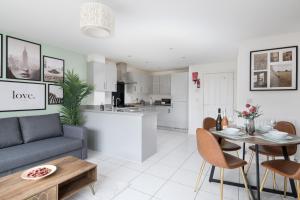 Η κουζίνα ή μικρή κουζίνα στο 4 Bedroom House By Humming Nest Short Lets & Serviced Accommodation Milton Keynes With Free WiFi & Parking