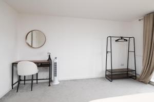 Ένα ή περισσότερα κρεβάτια σε δωμάτιο στο 4 Bedroom House By Humming Nest Short Lets & Serviced Accommodation Milton Keynes With Free WiFi & Parking