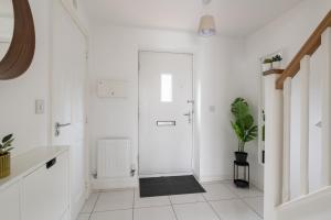 Φωτογραφία από το άλμπουμ του 4 Bedroom House By Humming Nest Short Lets & Serviced Accommodation Milton Keynes With Free WiFi & Parking σε Milton Keynes +18 φωτογραφίες