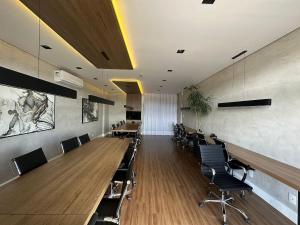 a conference room with chairs and a long table at Studio Pink com ar, varanda, academia e piscina in Juiz de Fora +40 photos
