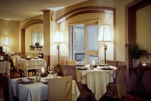 Um restaurante ou outro lugar para comer em Albergo La Fontanella