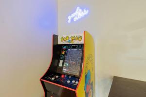 Una máquina de videojuegos Jay Yawn en una habitación en Lakefront Home with Private Beach Access & Hot Tub, en Milton