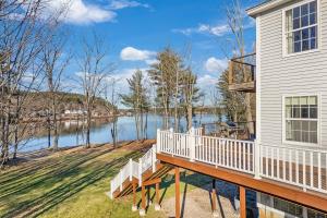 Casa con terraza y vistas al agua en Lakefront Home with Private Beach Access & Hot Tub, en Milton