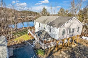 una vista aérea de una casa con porche en Lakefront Home with Private Beach Access & Hot Tub, en Milton