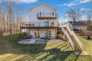 Una casa con una escalera que conduce a ella. en Lakefront Home with Private Beach Access & Hot Tub, en Milton 109 fotos más
