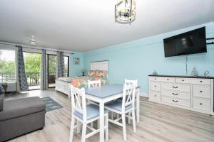 un soggiorno con tavolo e sedie e una camera da letto di Park Place Unit 228 a Cedar Key