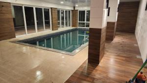 Bazén v ubytování Sensacionale Flat no Serra Class nebo v jeho okolí