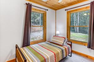 Postel nebo postele na pokoji v ubytování McCaysville Cabin Fire Pit, BBQ and More!