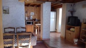 A kitchen or kitchenette at Gite Seguret