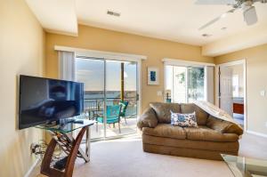 TV a/nebo společenská místnost v ubytování Pool Access, Water Views Lake Ozark Condo!