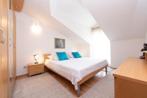 Ένα ή περισσότερα κρεβάτια σε δωμάτιο στο Apartments Andrijana