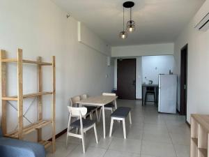 Kuchyň nebo kuchyňský kout v ubytování Kavenue 2-Bedroom Scenic View by CSE