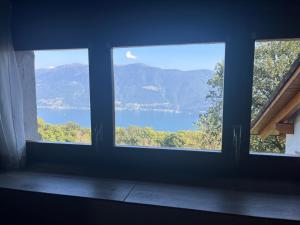 Zimmer mit 3 Fenstern und Seeblick in der Unterkunft Rustico Corte in Brissago