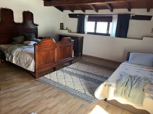 ein Schlafzimmer mit einem Bett, einem Fenster und einer Couch in der Unterkunft Rustico Corte in Brissago