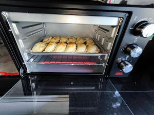 a toaster oven with a tray of bagels in it at Depto IPA in Paraná