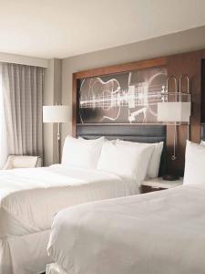 Postel nebo postele na pokoji v ubytování Memphis Vitality Hotel