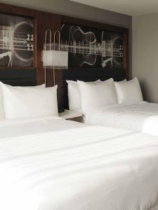 Postel nebo postele na pokoji v ubytování Memphis Vitality Hotel