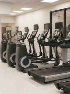 Fitness centrum a/nebo fitness zařízení v ubytování Memphis Vitality Hotel