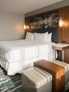Postel nebo postele na pokoji v ubytování Memphis Vitality Hotel