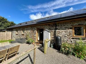 Llanilarにある2 Bed in Aberystwyth 83552の太陽屋根付きの石造りの家