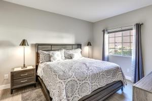 Postel nebo postele na pokoji v ubytování Sunny San Diego Condo with Pool Access Near Wineries + 16 fotografií