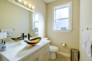 Ένα μπάνιο στο Luxe Federal Way Rental - Walk to the Water! +29 φωτογραφίες