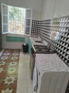 eine Küche mit Herd und Arbeitsplatte in der Unterkunft villa vincente in Salambôo