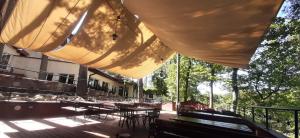 Un patio con mesas, sillas y sombrillas. en Kawalerka u Megi, en Borne Sulinowo