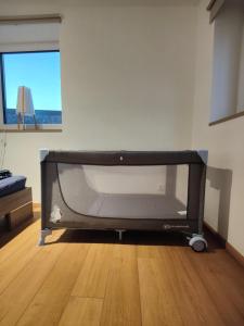 a flat screen tv sitting in a living room at Plüschmors in Wittmund