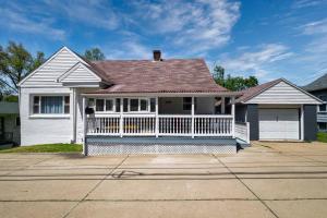 SteubenvilleにあるCasa de Cadizの塀付玄関白家