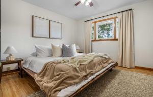 Un dormitorio con una cama grande y una ventana en The Maverick, en Red Deer