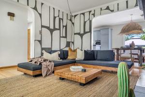 Una sala de estar con un sofá azul y una mesa. en The Maverick, en Red Deer