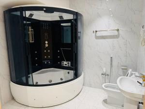 a bathroom with a tub and a toilet and a sink at غيوم الريف للشقق المخدومة - إقتصادي - Ghyoum Alrif For Serviced Apartments - Economy in Abha