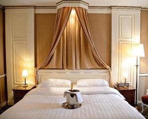 Postel nebo postele na pokoji v ubytování Carlton Lausanne Boutique Hôtel