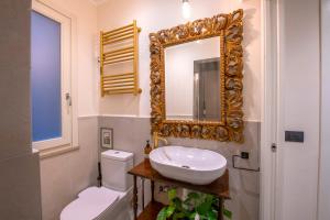 bagno con lavandino e specchio a parete di Magnificent rooms Verona Center a Verona Altre 23 foto