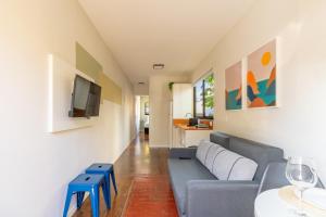a living room with a couch and a tv at AC-BBQ-1000Mbps-Casa Container-Cozinha Completa in Florianópolis