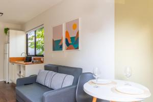 a living room with a couch and a table at AC-BBQ-1000Mbps-Casa Container-Cozinha Completa in Florianópolis