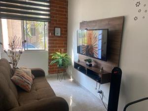 TV a/nebo společenská místnost v ubytování Reservas del peñon