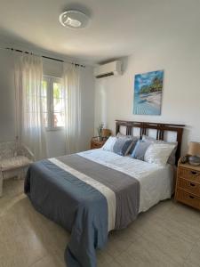 a bedroom with a large bed and a window at Escapada Feliz in Orihuela
