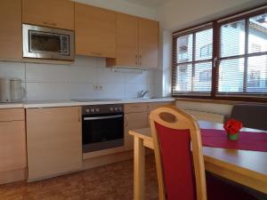 kuchnia z blatem i kuchenką górny piekarnik w obiekcie Appartement Bergkristall w mieście Sankt Johann im Pongau