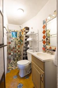 ein Badezimmer mit Toilette, Waschbecken und Dusche in der Unterkunft Satya Suites & Portal San Angel Flats in Mexiko-Stadt + 115 Fotos