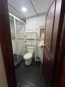 a bathroom with a toilet and a shower at Finca Hotel Andaquies in Armenia