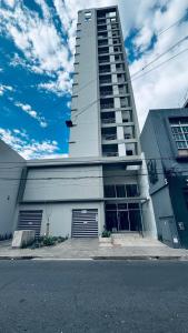 ein hohes weißes Gebäude an der Straßenseite in der Unterkunft Departamento Centro Santa Fe in Santa Fe