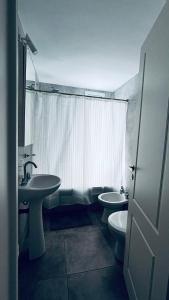 ein Badezimmer mit zwei Waschbecken, einer Toilette und einer Dusche in der Unterkunft Departamento Centro Santa Fe in Santa Fe + 8 Fotos