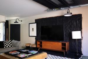 TV a/nebo společenská místnost v ubytování KIngston Carriage House