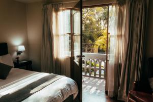 ein Schlafzimmer mit einem Bett und einer Glasschiebetür in der Unterkunft Runcu Arequipa in Arequipa