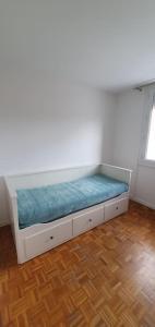 En eller flere senge i et værelse på Spacieux appartement Saint-Martin-d'Hères 4 pers