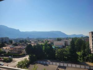 En generel udsigt til bjerge eller udsigt til bjerge taget fra lejligheden